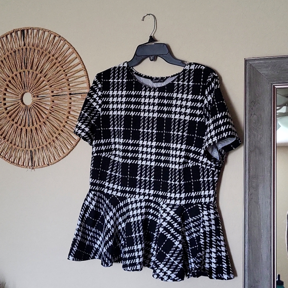 XL Black and White Top- stretchy